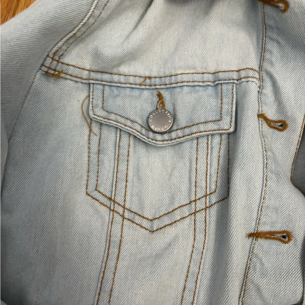 Size medium denim jacket - Picture 3 of 5